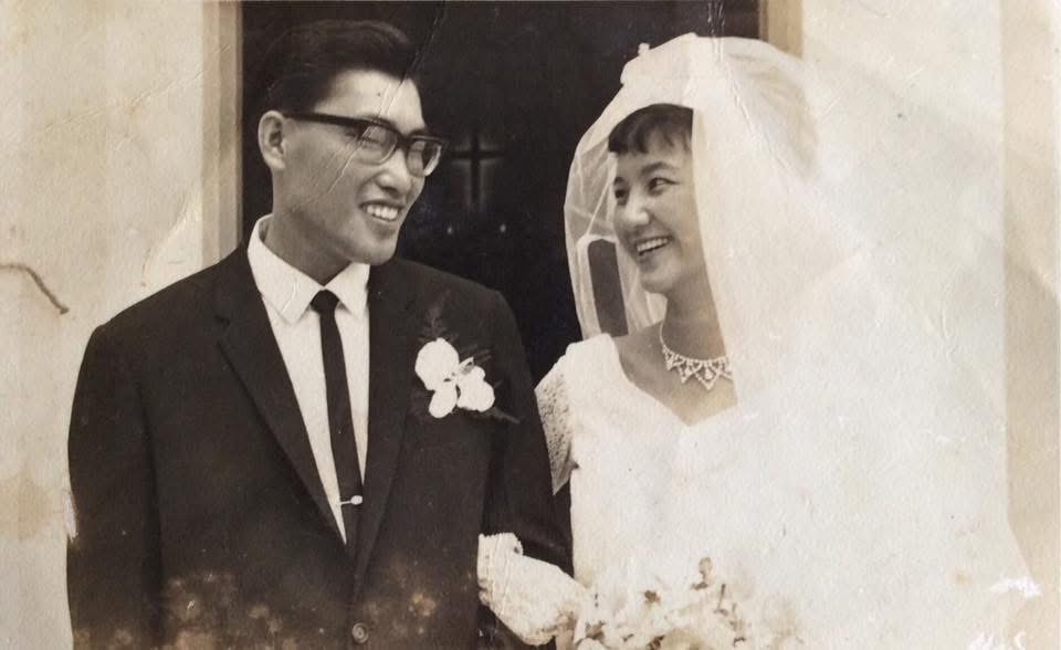 信欣與月玲在萬津巴色堂結婚後合影