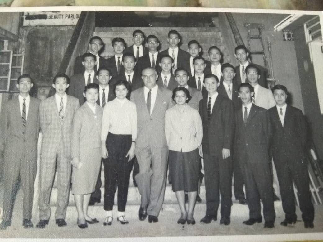 沙巴留港同學與莫爾（G. D. Muir）合影